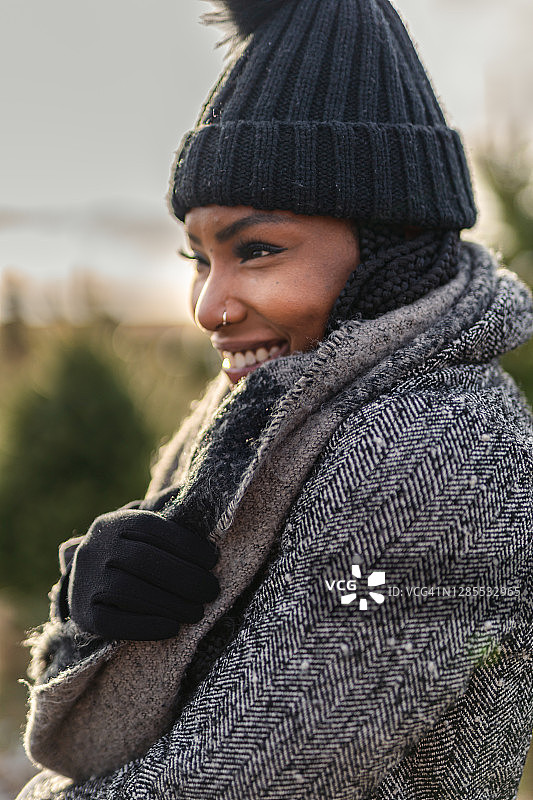 在树木农场的美丽女人肖像图片素材