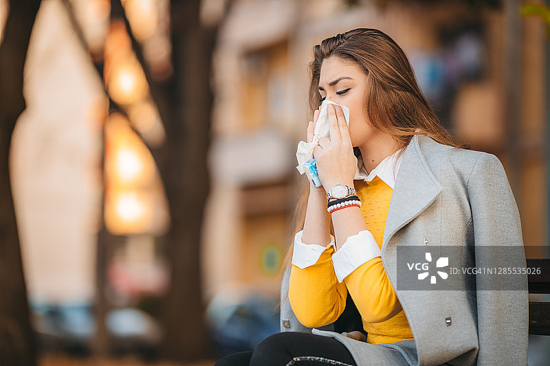 生病的年轻女人得了感冒和流感图片素材