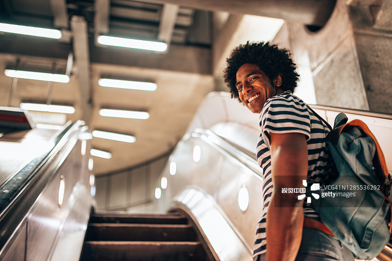在车站行走的通勤者图片素材