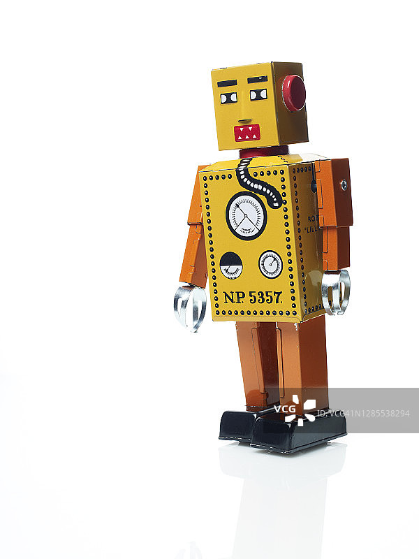 白色反光面上的金属复古机器人图片素材