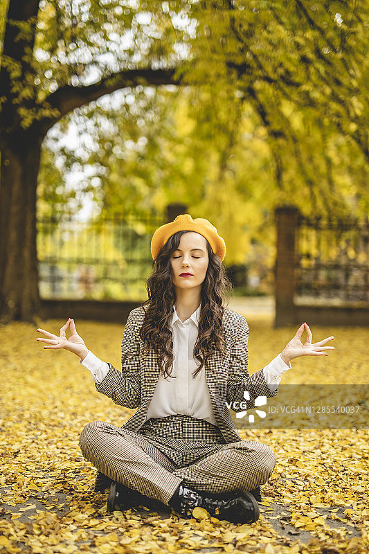 女人在秋日练习瑜伽图片素材