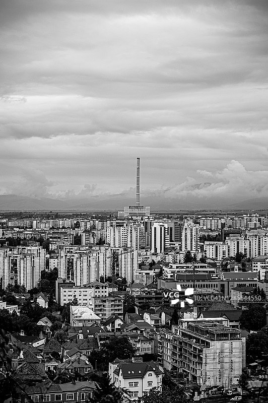 布拉索夫城市及其共产主义时代住宅楼高角度景观图片素材