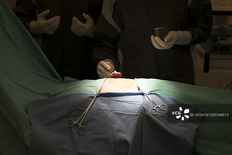 外科医生在手术中消毒患者身体的细节图片素材