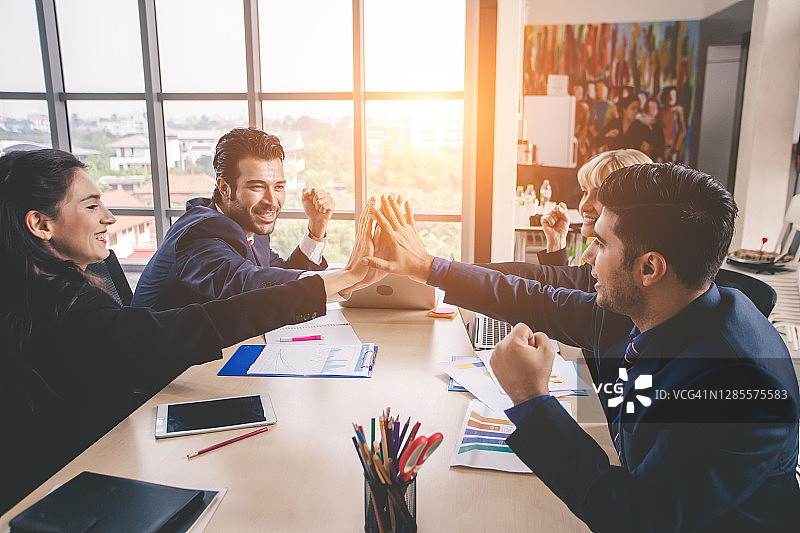 商务团队同心协力，紧密合作图片素材