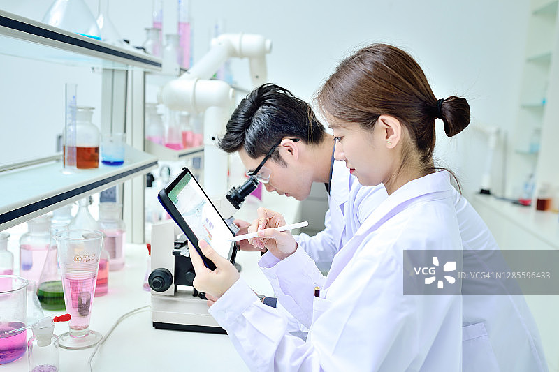 在实验室工作的两位科学家图片素材