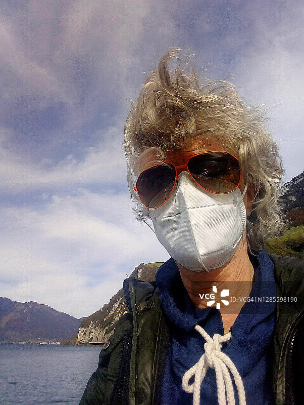 戴口罩的年长妇女自拍图片素材