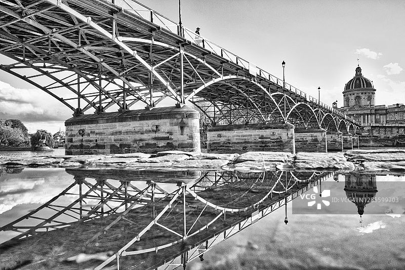 法国巴黎塞纳河上的艺术桥图片素材