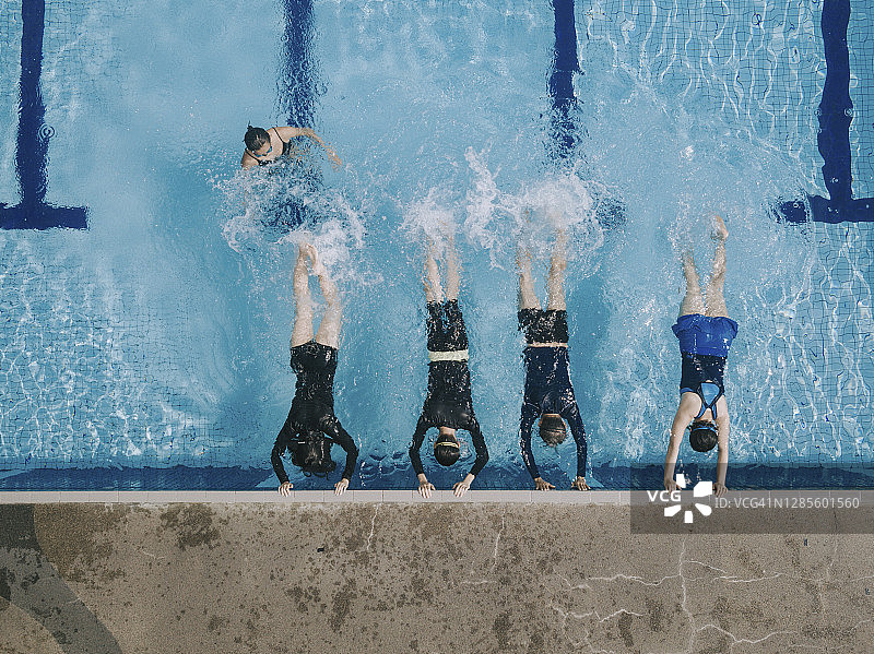 无人机俯视：华人游泳者在游泳教练指导下练习打腿图片素材