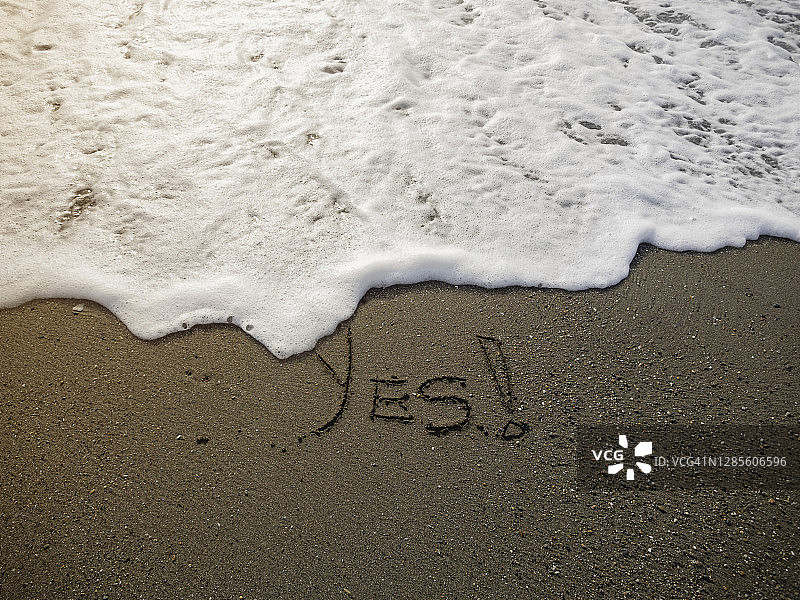 沙滩上的“YES”字样图片素材