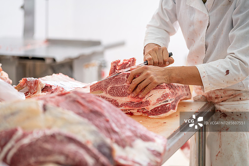 屠宰场和牛牛肉切割特写图片素材
