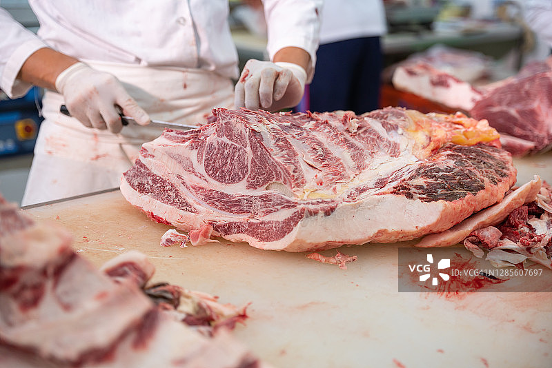 屠夫切割新鲜和牛牛肉特写图片素材