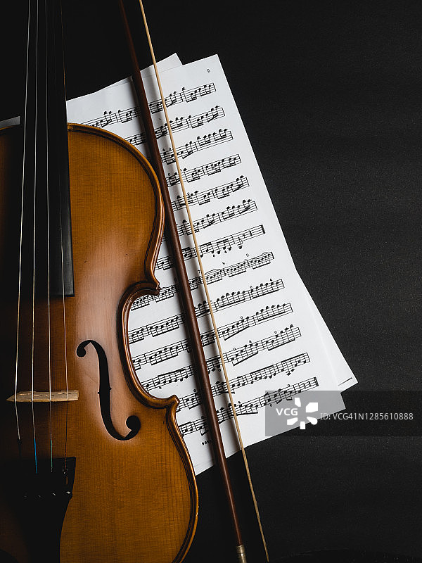 黑色背景上的小提琴图片素材