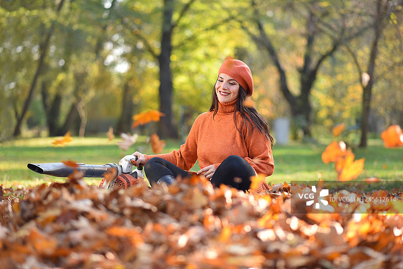 在公园清理秋叶图片素材