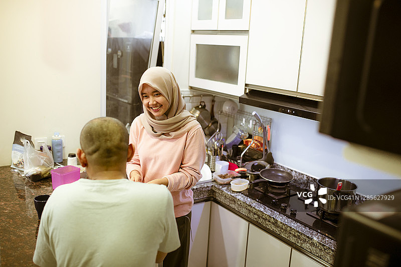 亚洲穆斯林夫妇一起烹饪图片素材