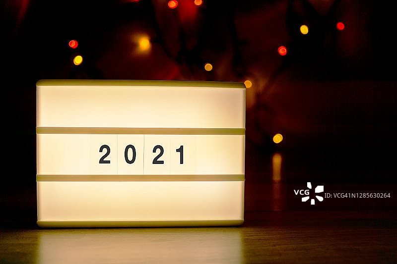2021新年概念灯箱与圣诞灯图片素材