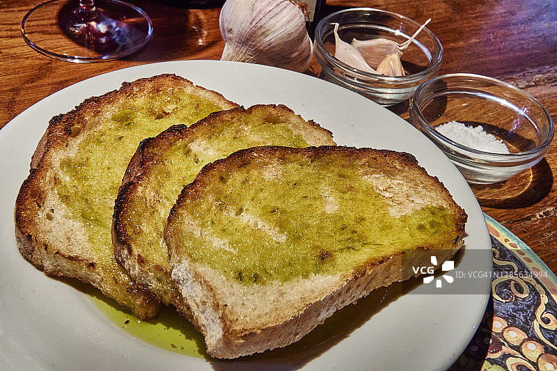 意大利托斯卡纳的橄榄油意式烤面包片图片素材