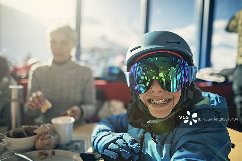 一家人在高山滑雪餐厅享用午餐图片素材