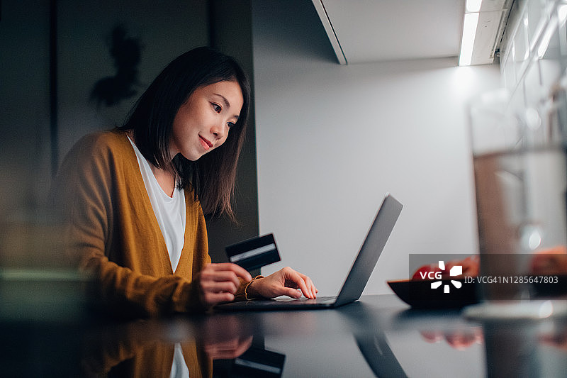 年轻漂亮的女子进行在线支付图片素材