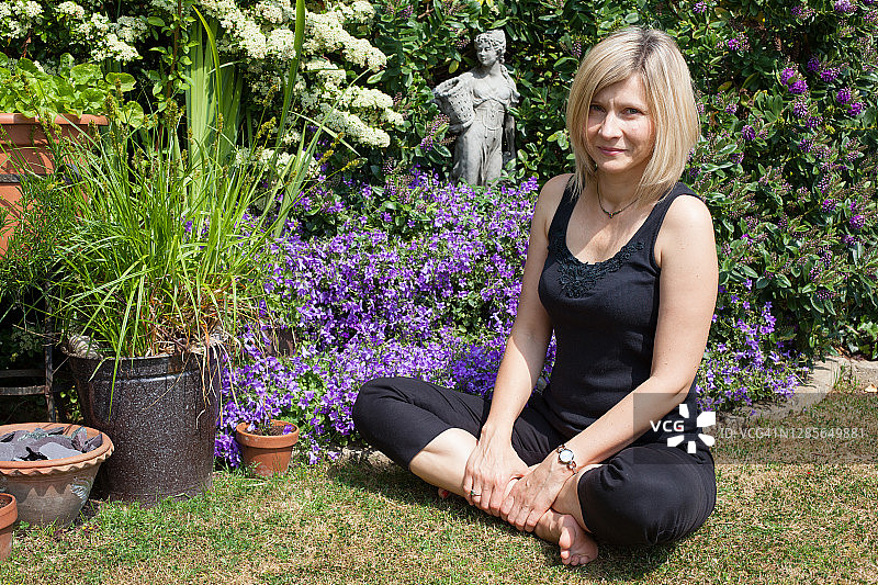 练习瑜伽，平静身心图片素材