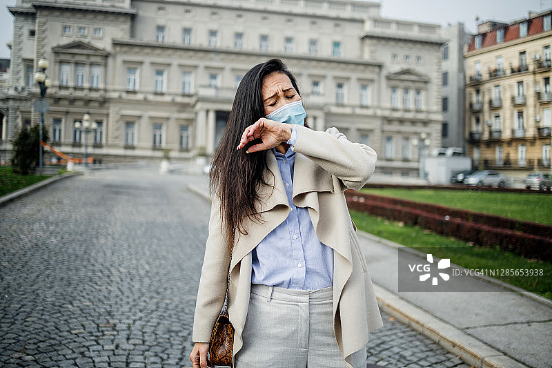 戴口罩的病毒感染女性图片素材