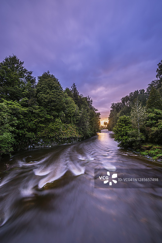 日落时分马瑟森湖附近的克利尔沃特河（福克斯冰川/西海岸地区）图片素材