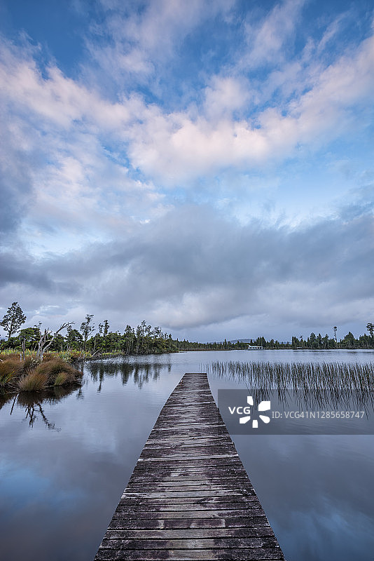 布伦纳湖日出多云天空下的码头图片素材