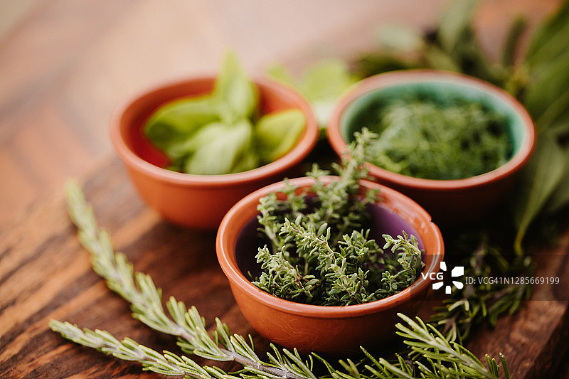 乡村木板上的三种不同美味香草，焦点在百里香上图片素材