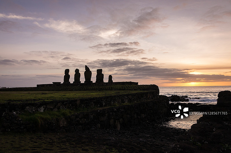 阿胡塔海日落时分海边的摩艾石像图片素材