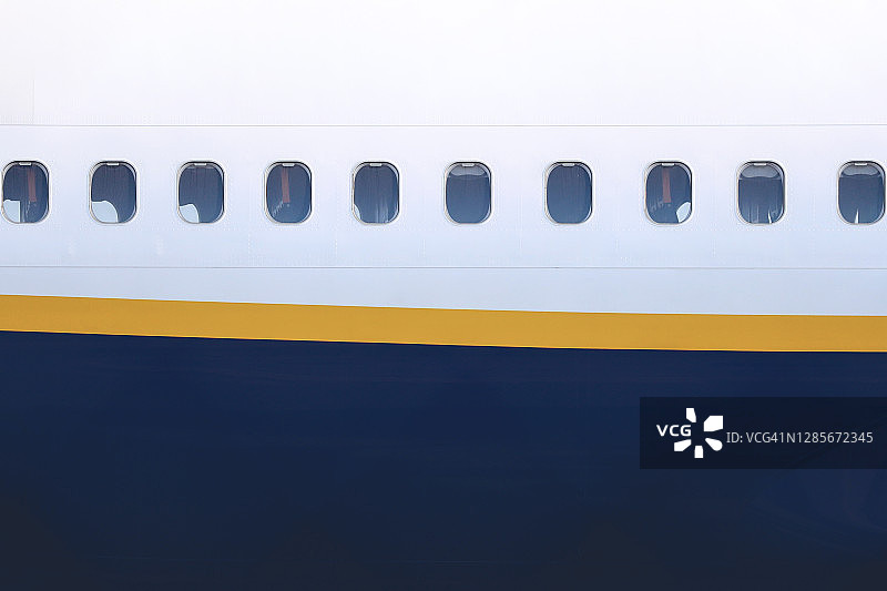 停飞飞机的外部舷窗图片素材