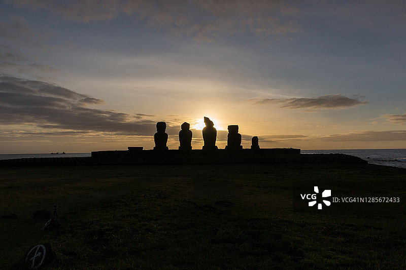 阿胡塔海日落时分海边的摩艾石像图片素材