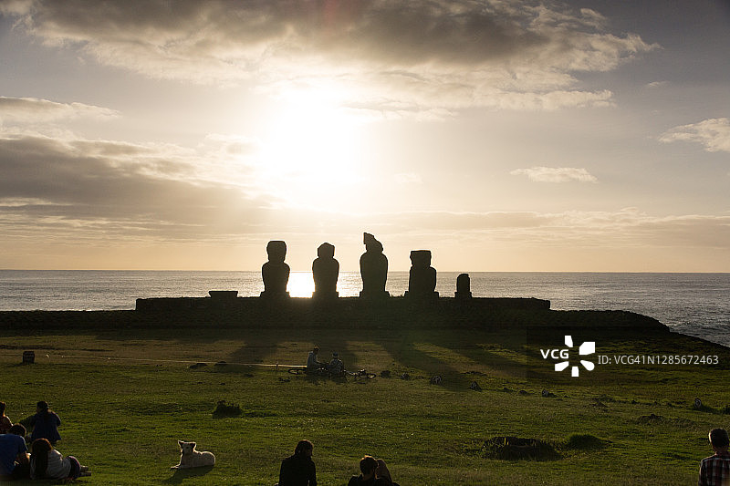 阿胡塔海日落时分海边的摩艾石像图片素材