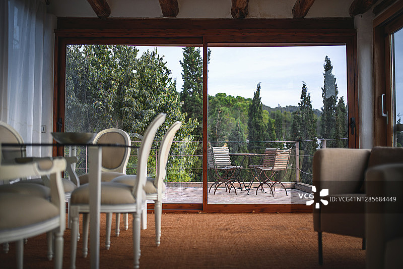 西班牙景观优美的起居室和餐厅图片素材