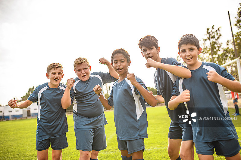 欢呼的少年男足球运动员肖像图片素材
