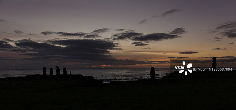 黄昏时的阿胡塔海石像图片素材