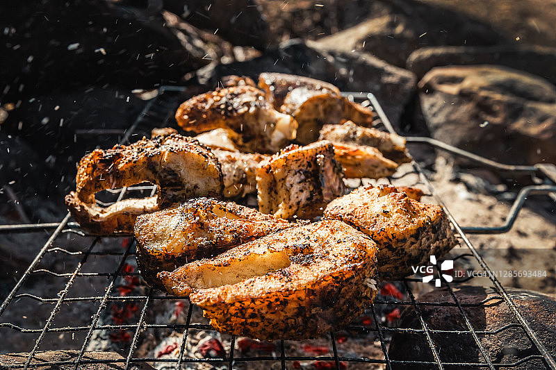 炭火烤鱼图片素材