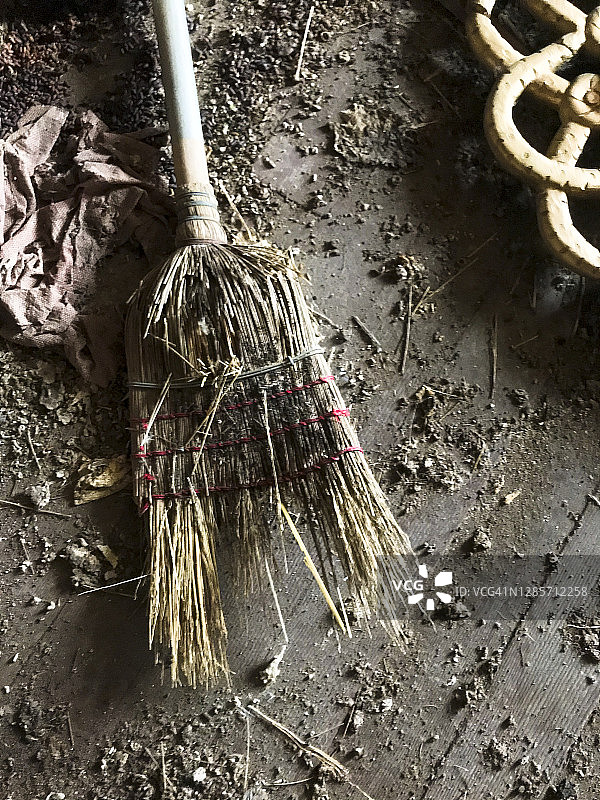 地板上的旧扫帚图片素材