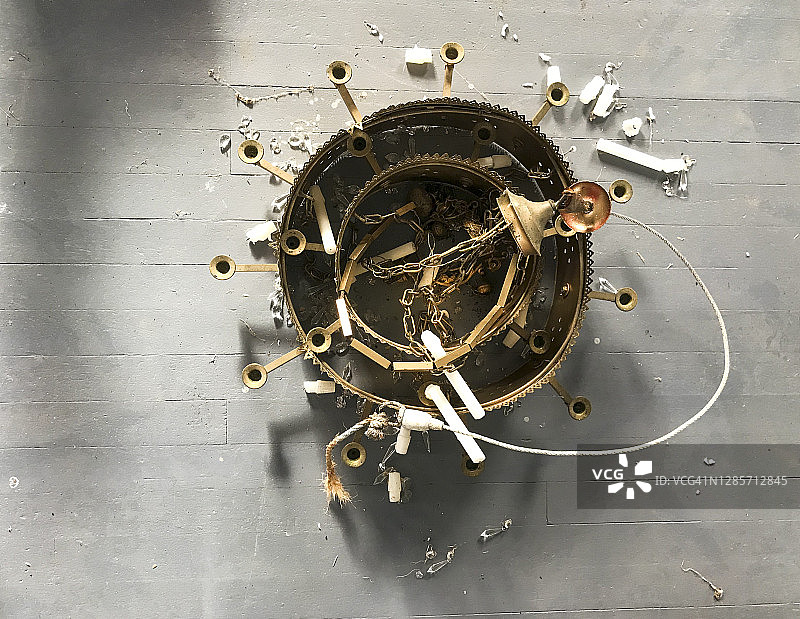 掉落在地板上的旧式吊灯图片素材