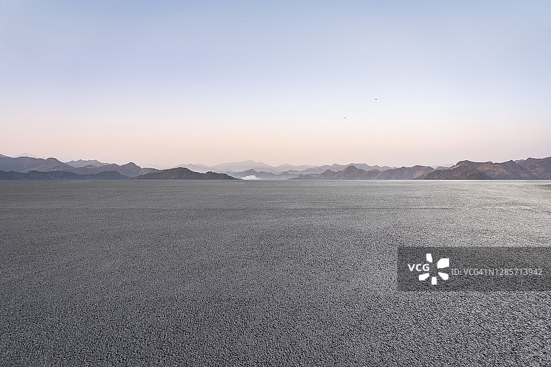 空荡荡的停车场图片素材