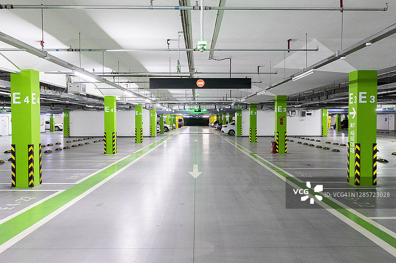 空旷的停车场图片素材