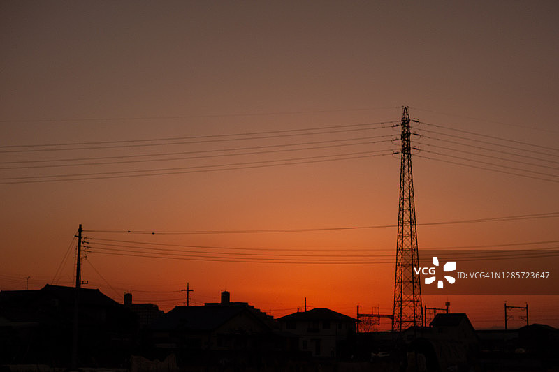 黄昏时的电力塔和房屋剪影图片素材