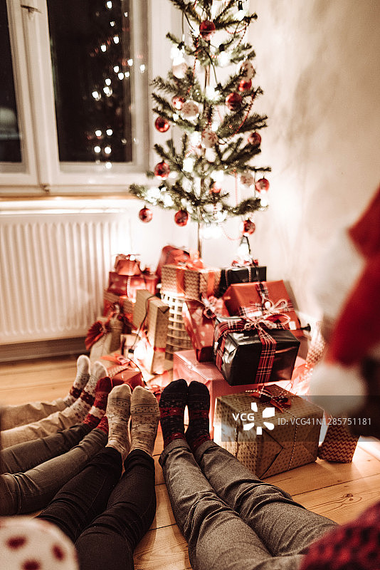 圣诞节朋友们在家躺着图片素材