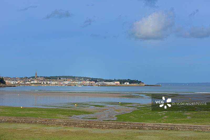 从泰尔格吕克海滨退潮时看到的杜瓦内内茨市图片素材