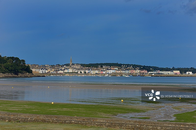 从泰尔格吕克海滨退潮时看到的杜瓦内内茨市图片素材