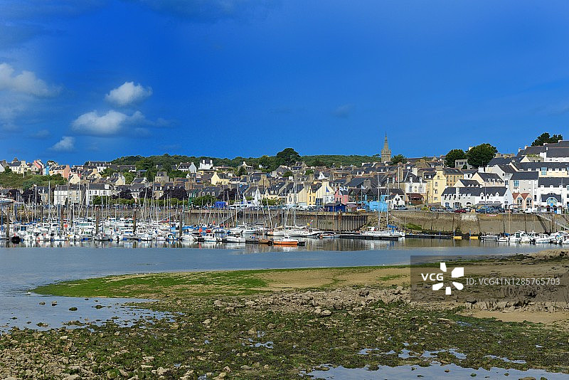 杜瓦嫩兹，从“里亚·德·普尔达维德”码头尽头看到的城市图片素材