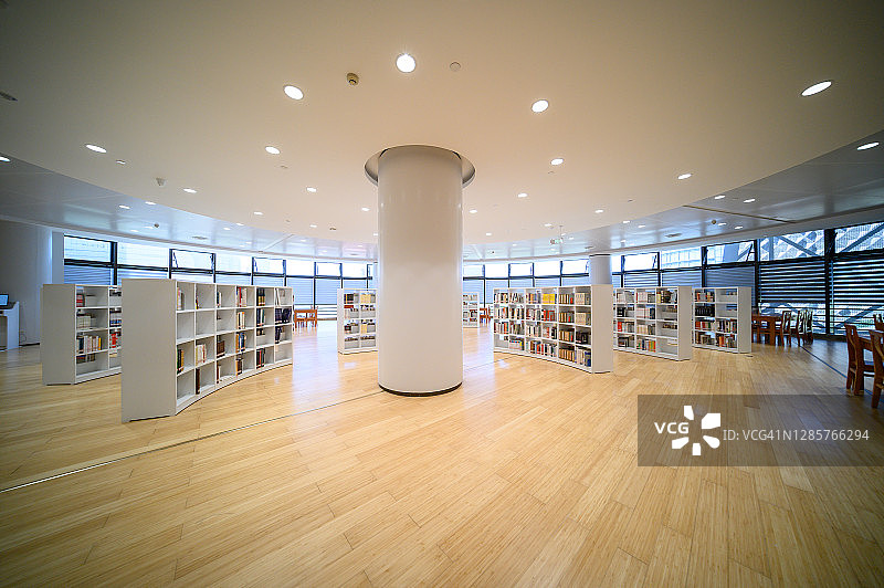 图书馆内部装饰与书架图片素材