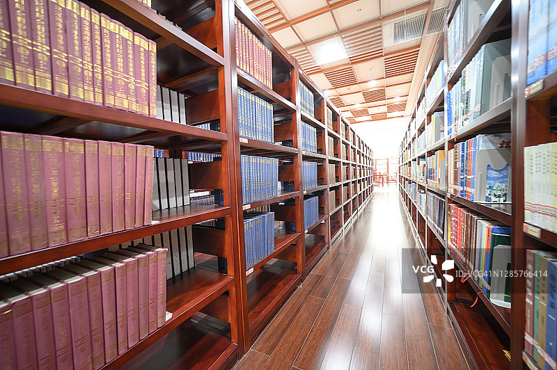 图书馆内部装饰与书架图片素材