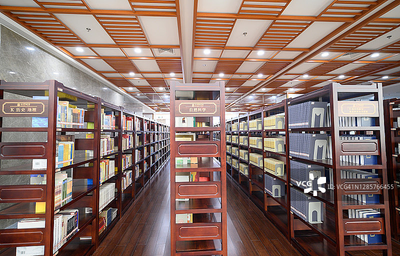 图书馆内部装饰与书架图片素材