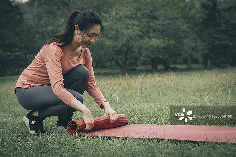 在公园练习瑜伽的中国年轻女性图片素材