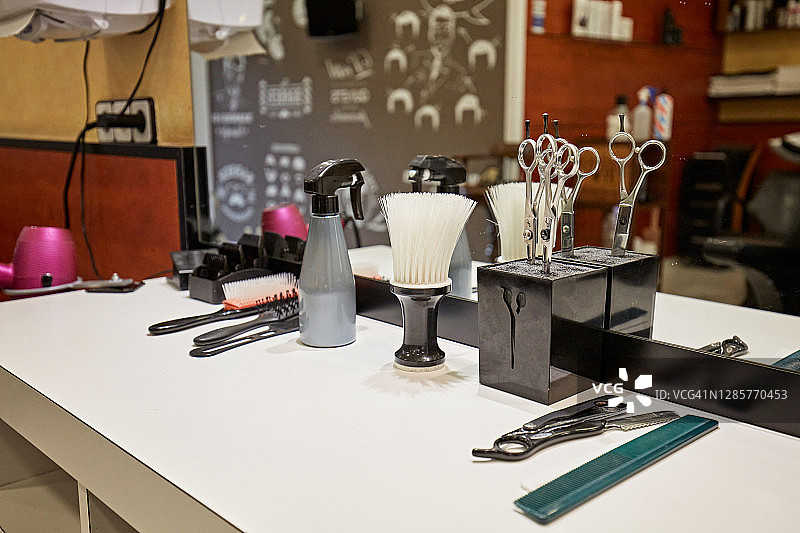 配有剪发和造型工具的美发沙龙工作站图片素材