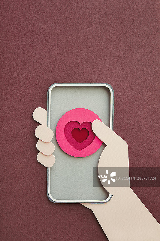 屏幕上带有心形的智能手机图片素材